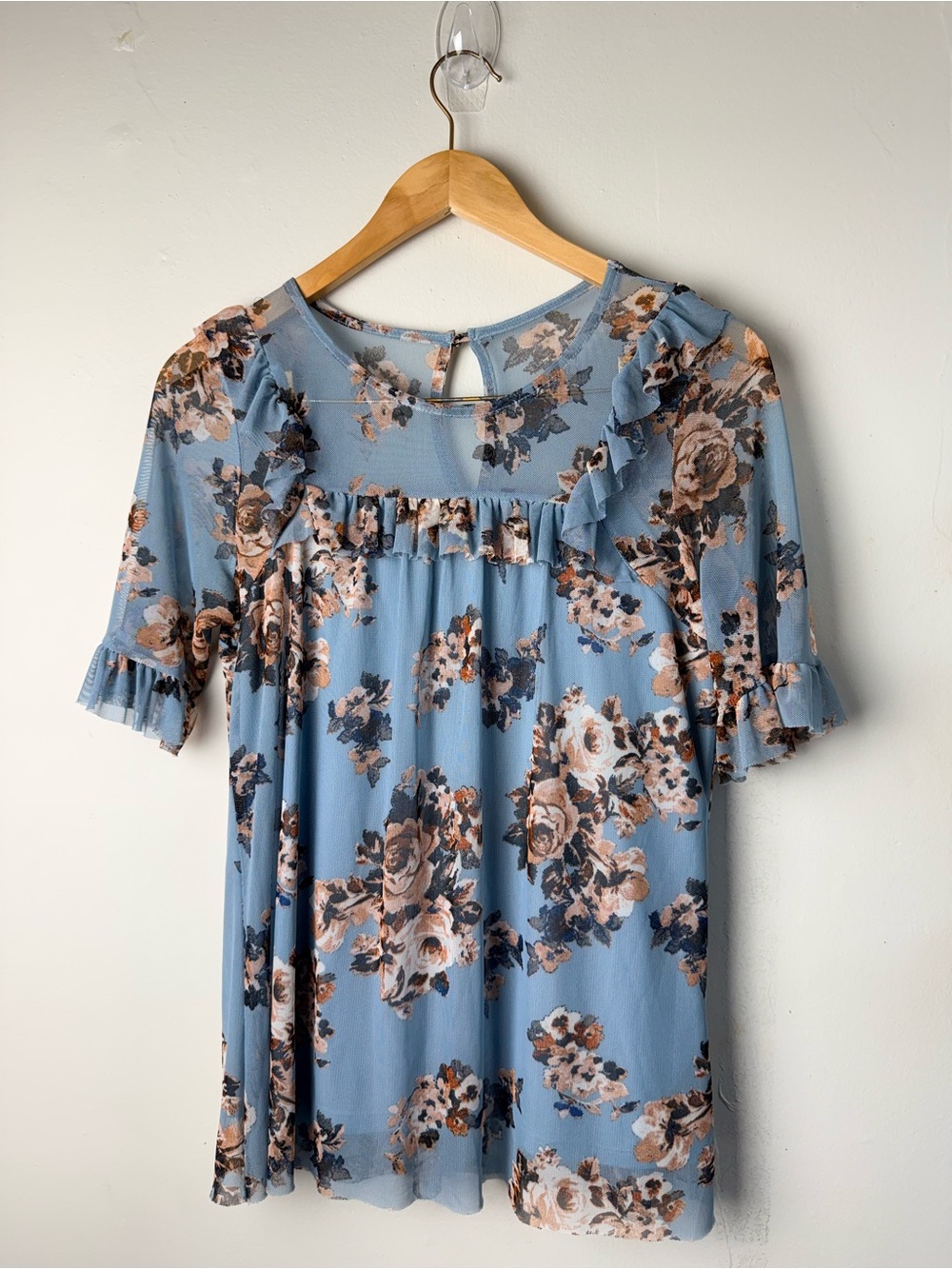 Hannah Women’s Size S Blue Floral Mesh Ruffle Short Sleeve Button Blouse